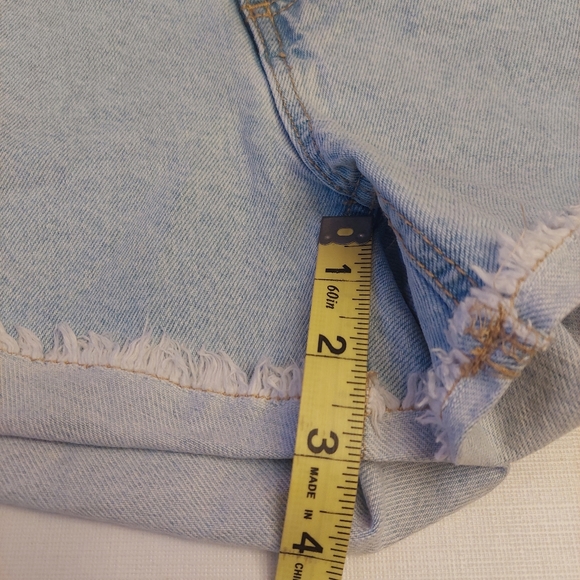 Cotton On Light Wash Rigid Denim Cut Off Mid Rise Relaxed Jean Shorts Size 6 - Picture 5 of 12